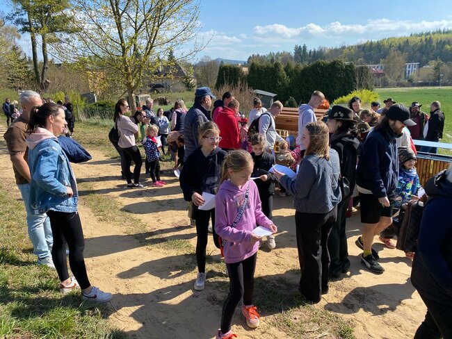 Dřevěné pexeso i kuličkolam. Nová naučná stezka baví děti v Meziměstí