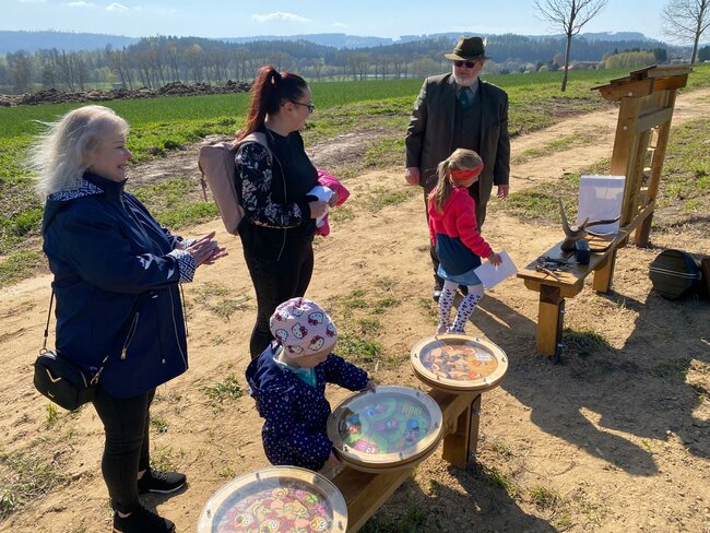 Dřevěné pexeso i kuličkolam. Nová naučná stezka baví děti v Meziměstí