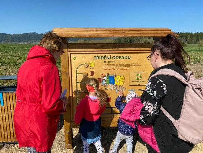 Dřevěné pexeso i kuličkolam. Nová naučná stezka baví děti v Meziměstí