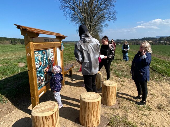 Dřevěné pexeso i kuličkolam. Nová naučná stezka baví děti v Meziměstí
