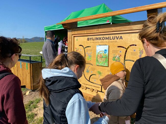 Dřevěné pexeso i kuličkolam. Nová naučná stezka baví děti v Meziměstí