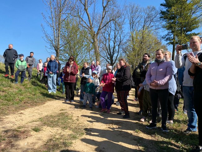 Dřevěné pexeso i kuličkolam. Nová naučná stezka baví děti v Meziměstí