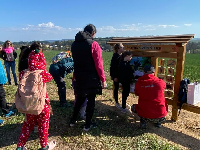 Dřevěné pexeso i kuličkolam. Nová naučná stezka baví děti v Meziměstí