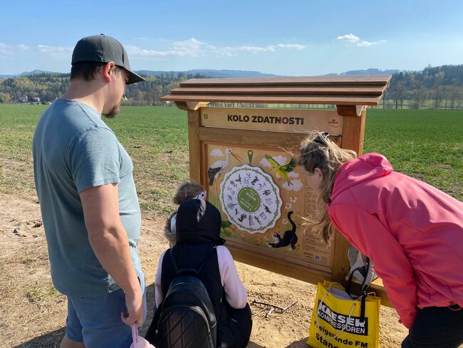 Dřevěné pexeso i kuličkolam. Nová naučná stezka baví děti v Meziměstí