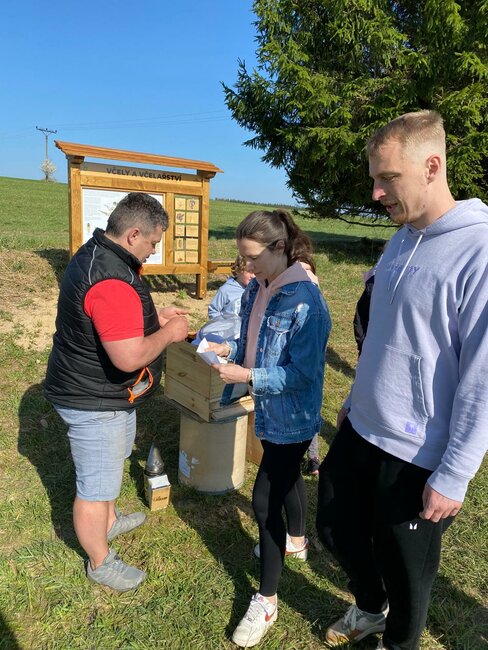 Dřevěné pexeso i kuličkolam. Nová naučná stezka baví děti v Meziměstí