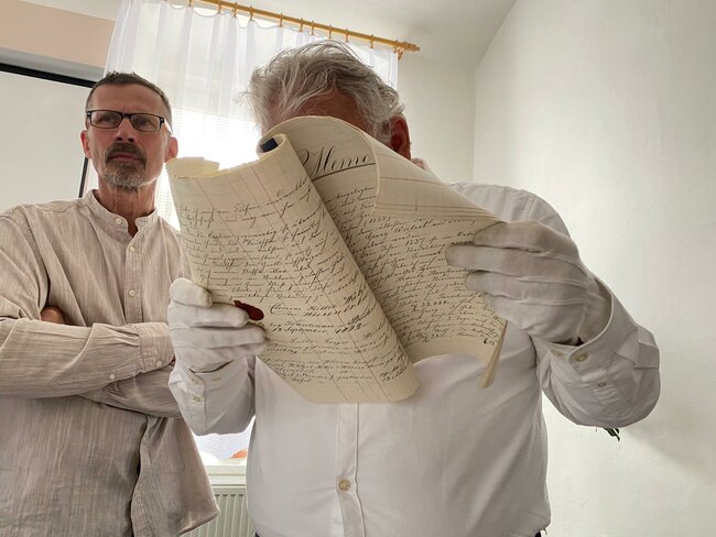 Nečekaný poklad ve věži kostela: mince, fotky i staré dokumenty z Vižňova