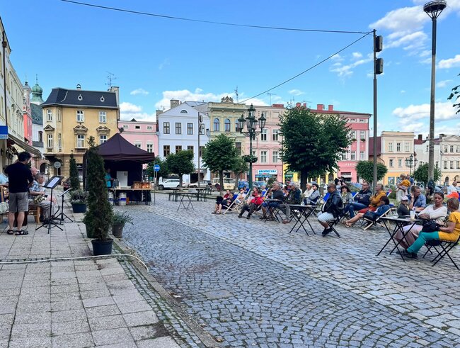 Náměstí ožilo jazzem: Chladné počasí Broumováky neodradilo, tóny se nesly celým centrem