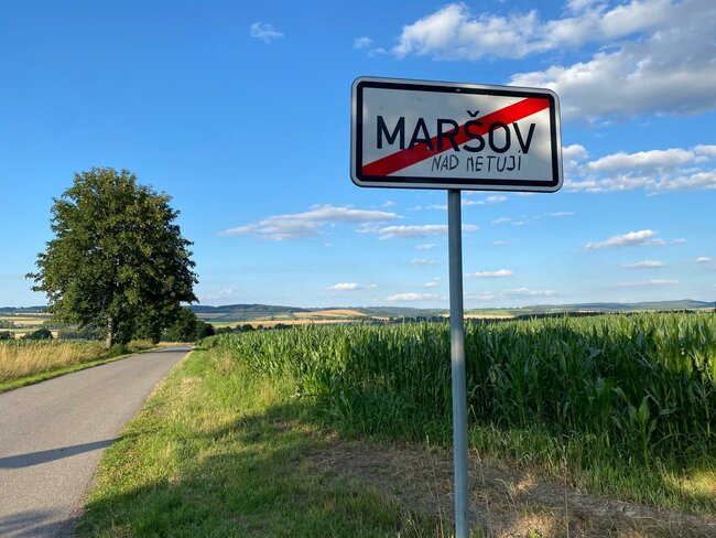S pivním knírem k Samaritánce a pískovcovým sloupkům