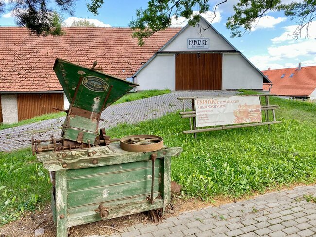 S pivním knírem k Samaritánce a pískovcovým sloupkům