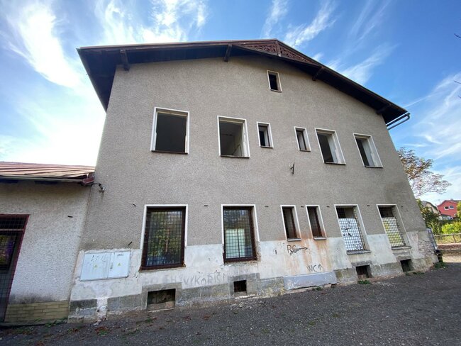 Kdysi vyhlášený podnik, dnes chátrající dům. Ožije opět Vyhlídka v Meziměstí?