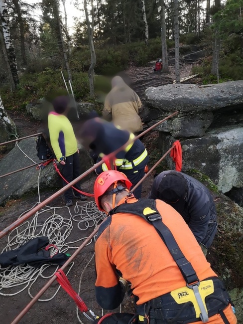 Štastný konec při záchraně psa ve skalách 