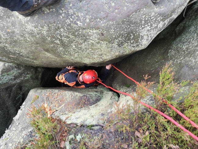Štastný konec při záchraně psa ve skalách 