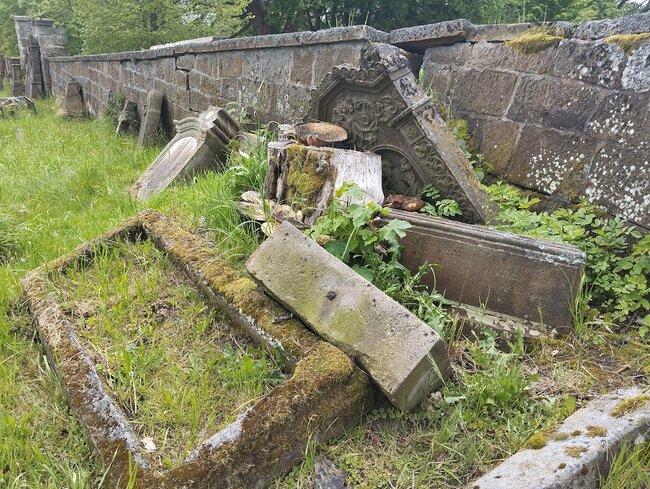 Postarat se o kamennou kroniku. Staré německé hroby mají šanci na záchranu
