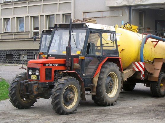 Zemědělci zítra zablokují silnici mezi Policí nad Metují a Mýtem u Bezděkova