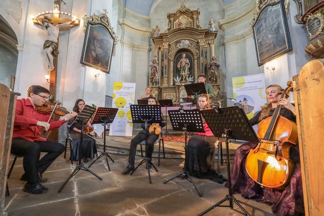 Festival Za poklady Broumovska pokračoval koncertem v Božanově