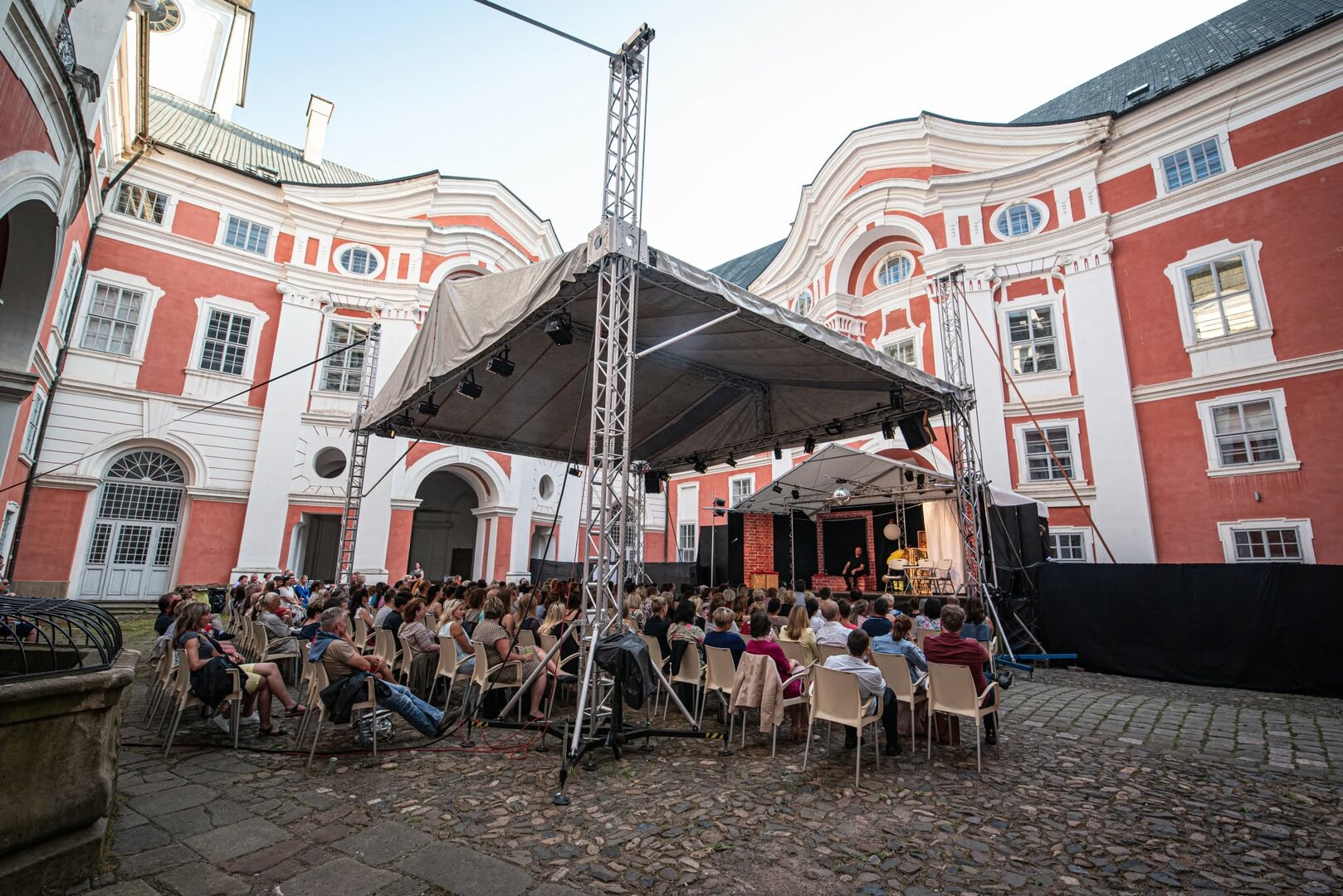 Malé letní divadlení se stěhuje do klášterní zahrady