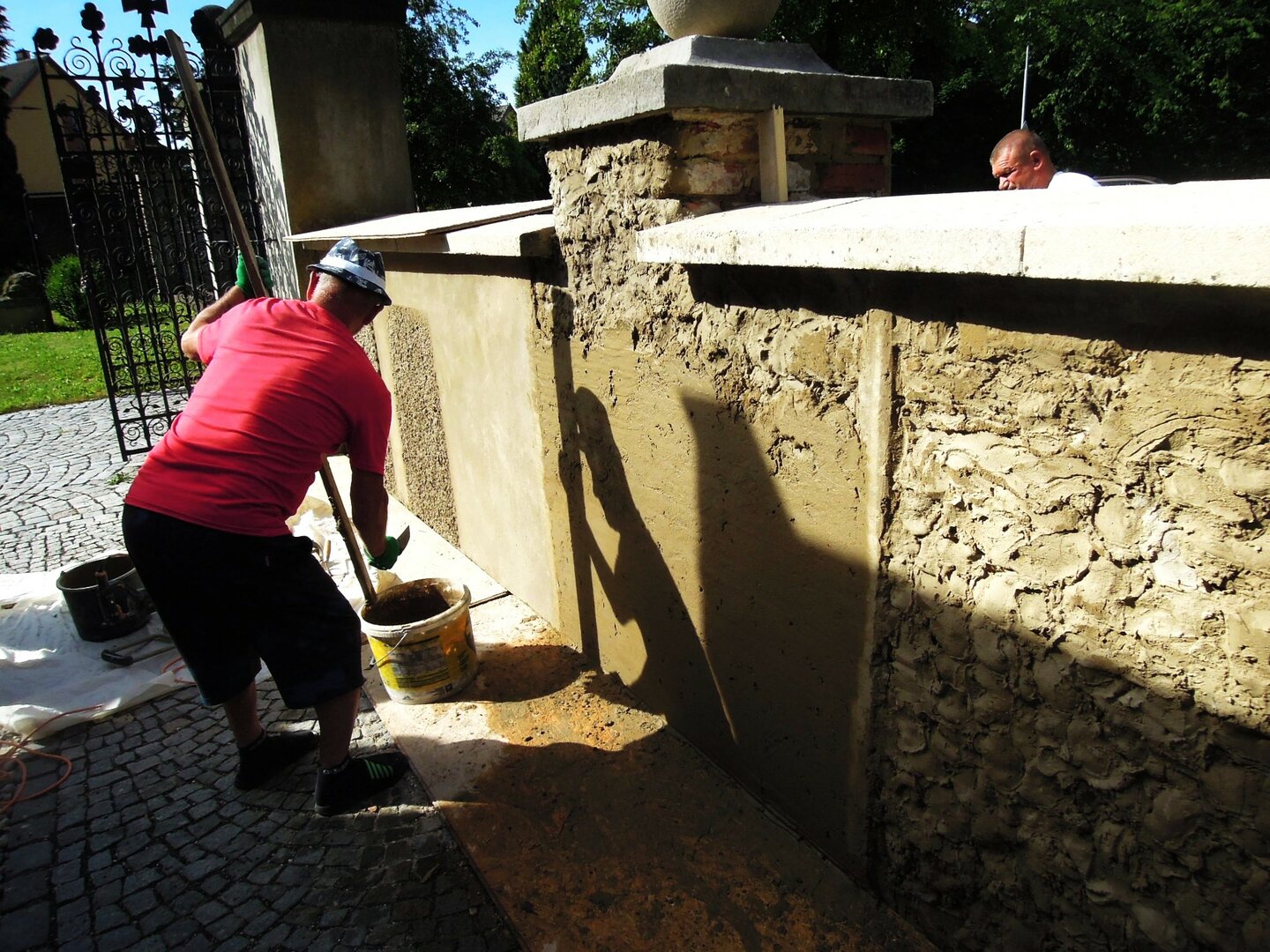 Památný hřbitov má novou zeď. Oprava čeká i původní kostel