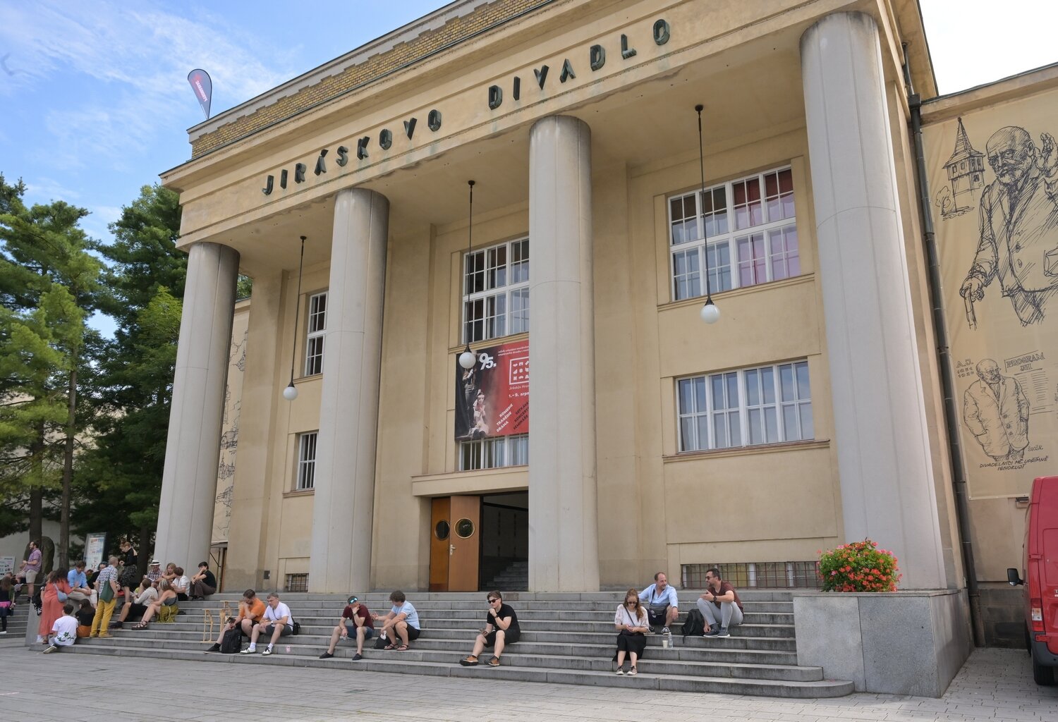 Jiráskův Hronov láká na desítky divadelních představení, koncertů, tanec i výstavy