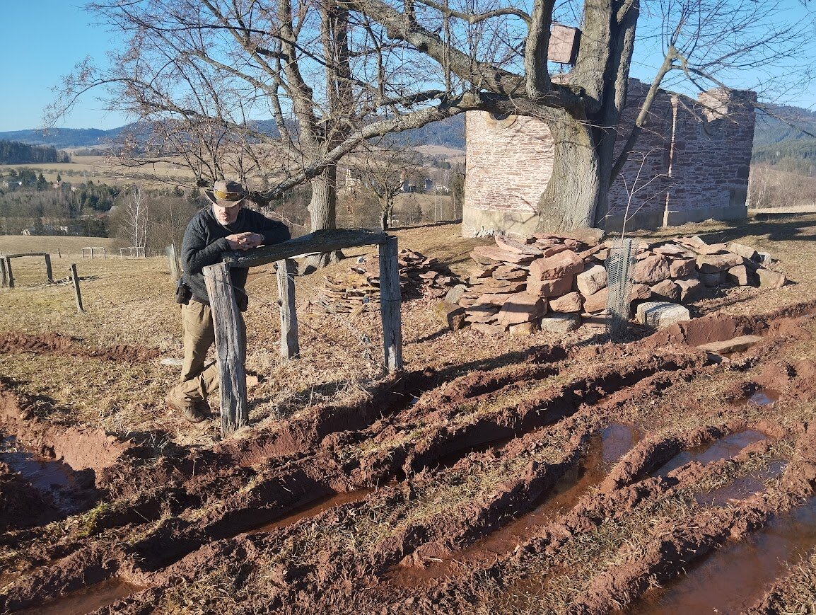 Autem až k Laudonově kapli. Hloupý nápad poškodil cestu i okolní pozemky