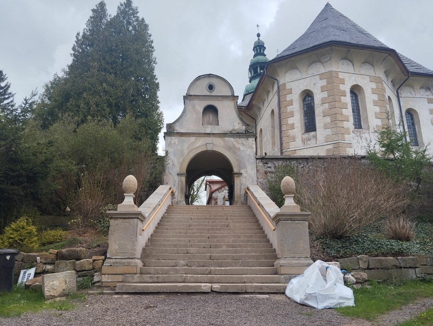 Jako nové. Zdoňovský hřbitov má zrestaurované schodiště