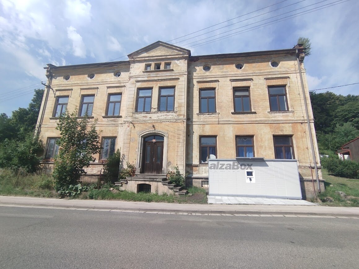 Nový AlzaBox v Teplicích nad Metují budí kritiku. Lidem vadí vzhled i dopravní rizika