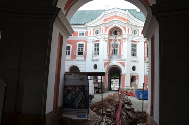 Hejtman uspořádal výjezdní zasedání krajské rady. Na Kuksu a v Broumově představil radním projekty na oživení významných památek