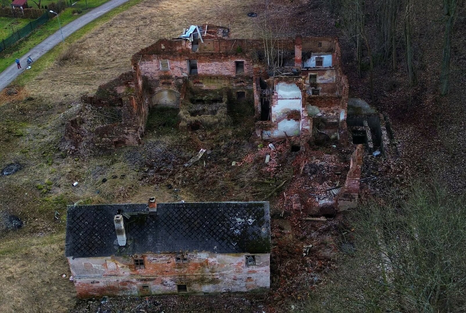 Mlýn pod Černou stezkou pomalu mizí, v paměti Broumováků však žije dál