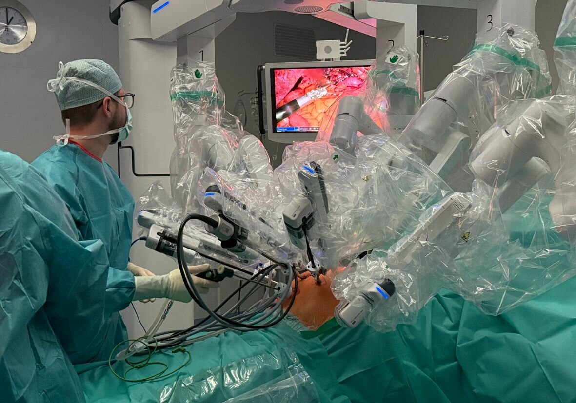 Náchodská nemocnice spustila provoz robotického operačního systému