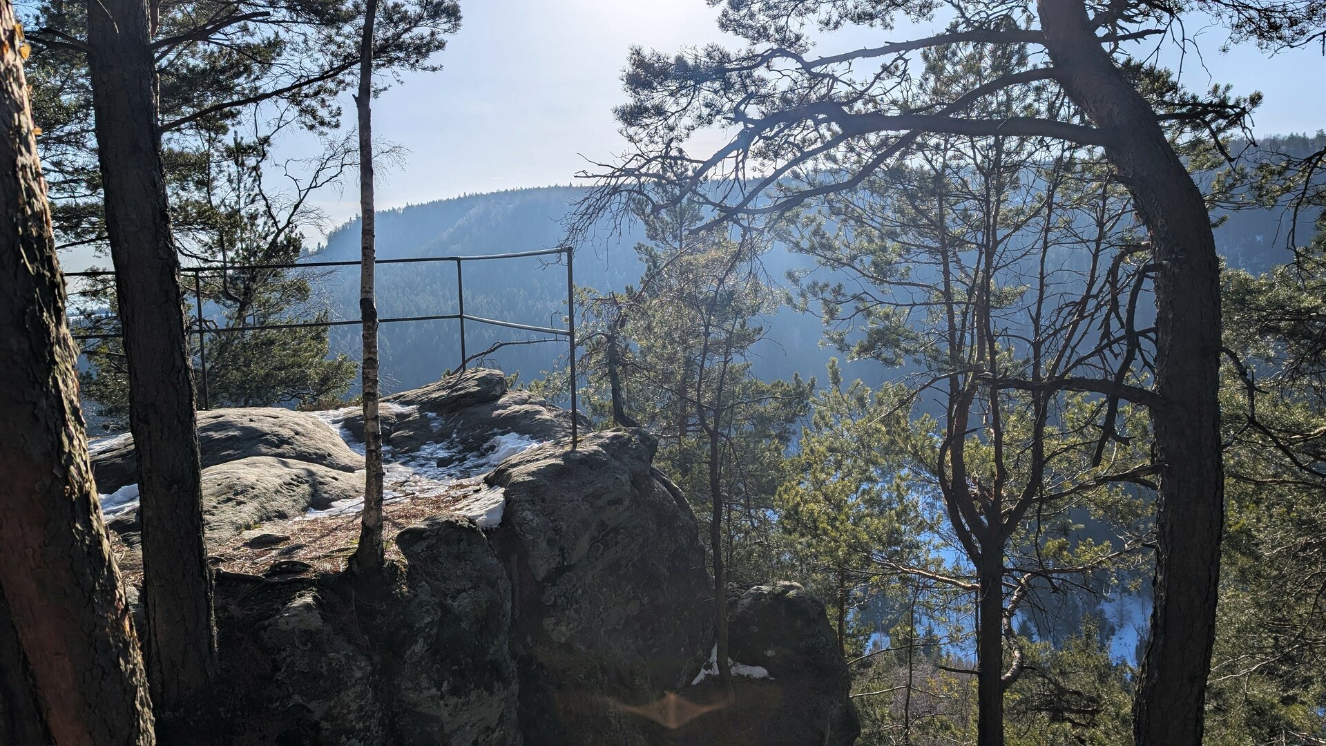 Kde prastarý Borek šumí po skalinách s ozvěnou