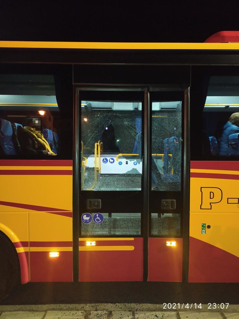 Na autobus jedoucí do Broumova zřejmě někdo střílel