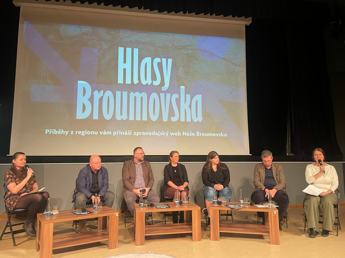 Veřejné diskuse by se měly konat pravidelně, shodli se návštěvníci debaty Hlasy Broumovska