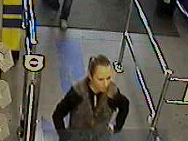 Žena platila cizí kartou. Policie žádá veřejnost o pomoc