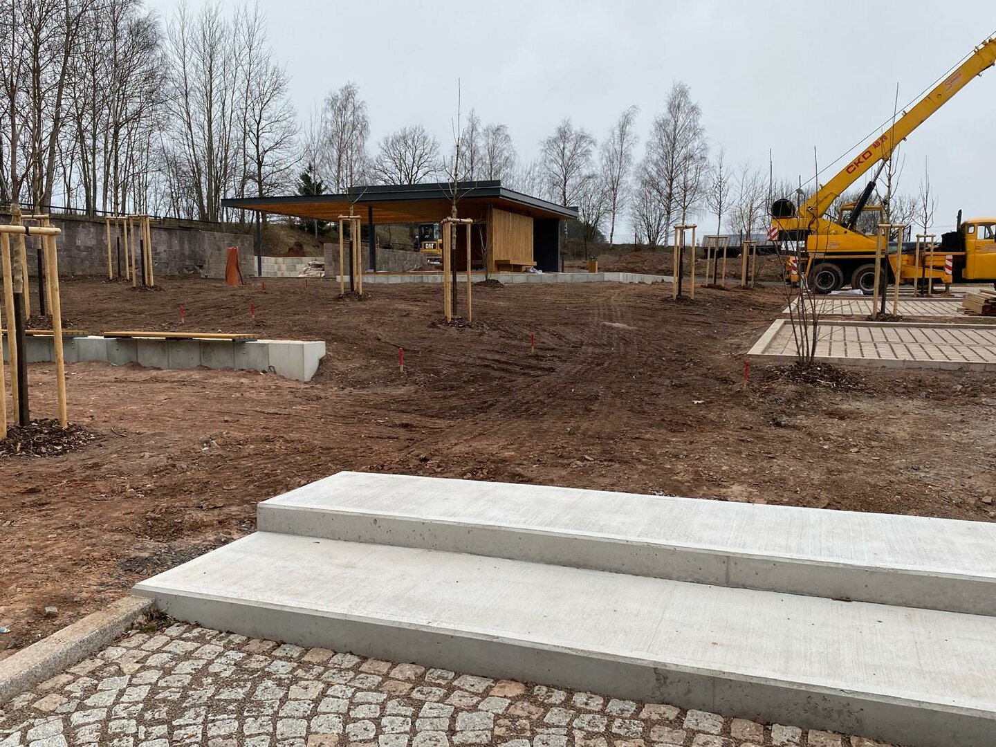 Jetřichov: střed obce před úřadem mění svou podobu