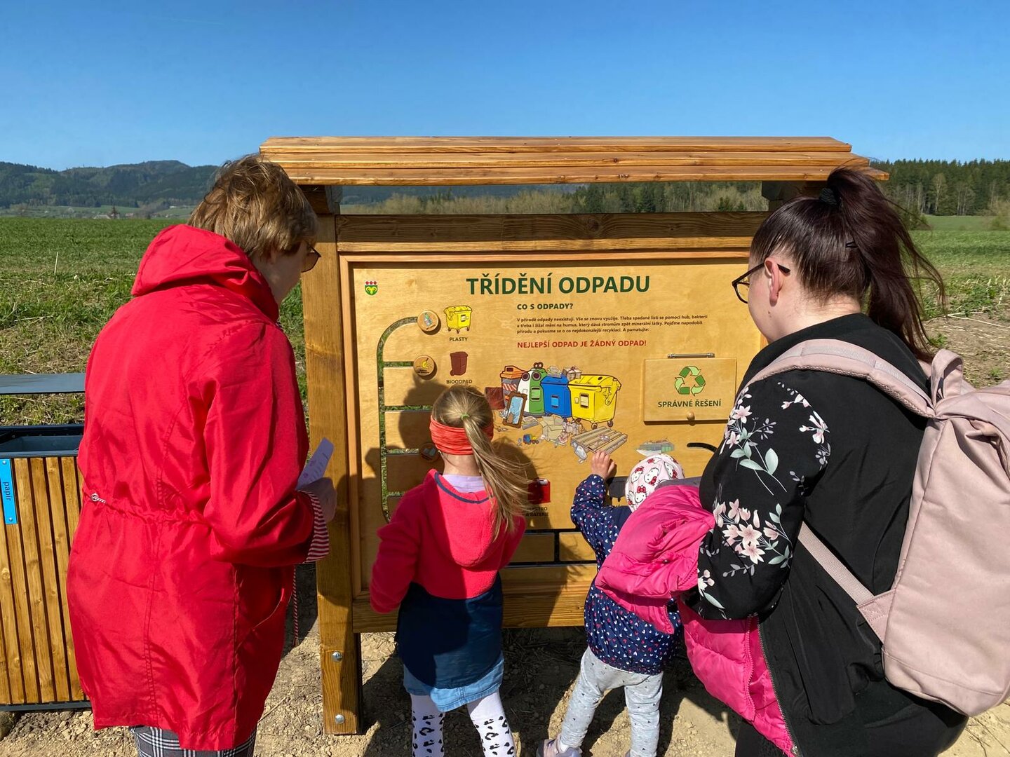 Dřevěné pexeso i kuličkolam. Nová naučná stezka baví děti v Meziměstí