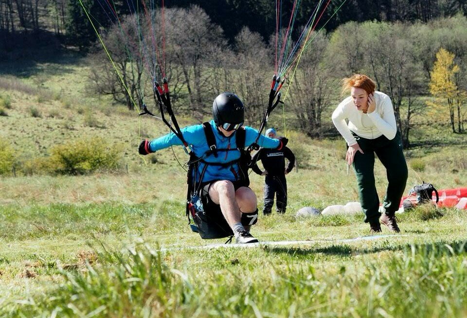 Super těžké podmínky. Paraglidingový závod otestoval piloty