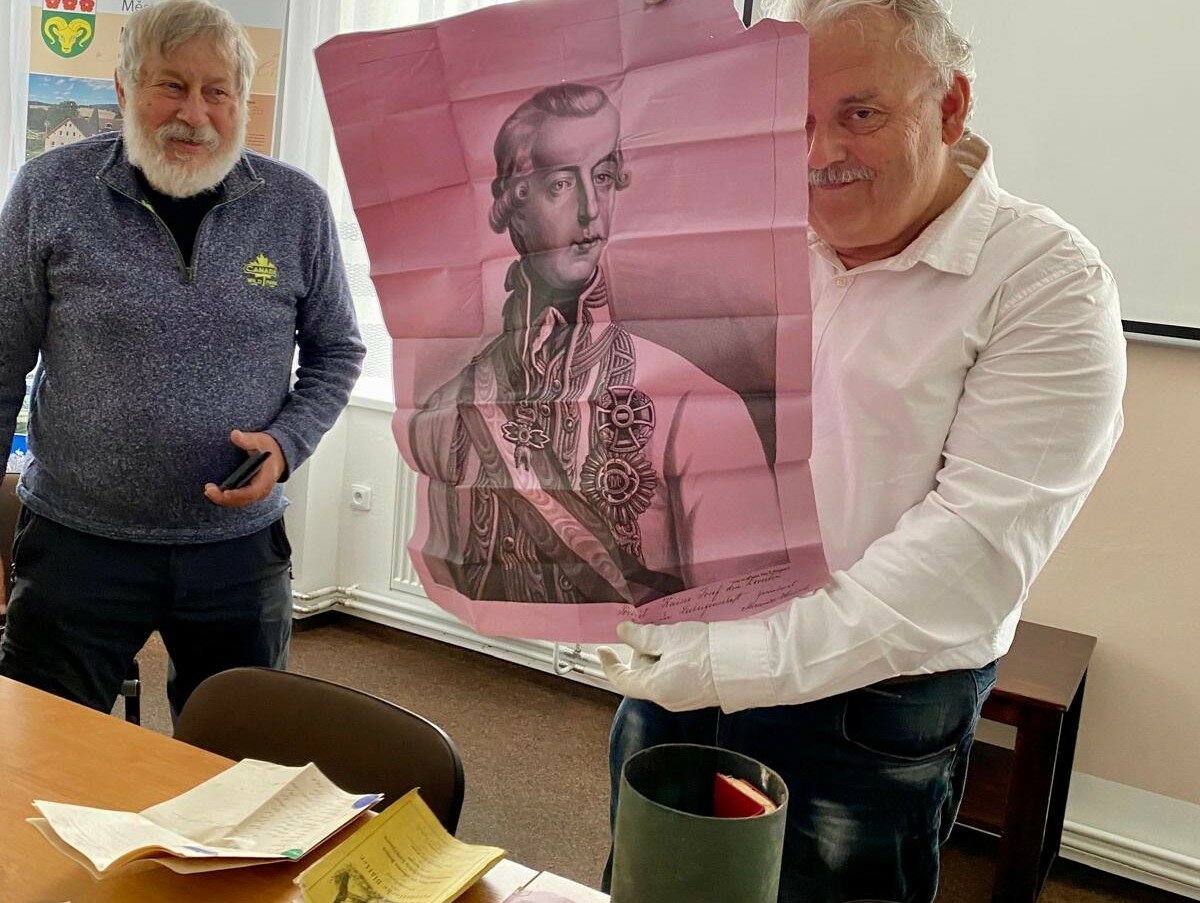 Nečekaný poklad ve věži kostela: mince, fotky i staré dokumenty z Vižňova