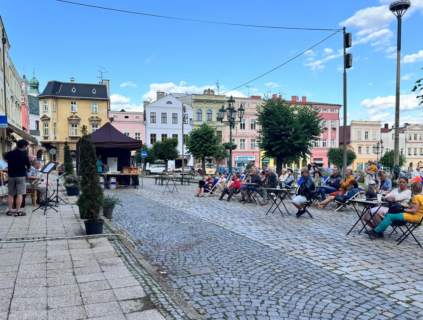Náměstí ožilo jazzem: Chladné počasí Broumováky neodradilo, tóny se nesly celým centrem