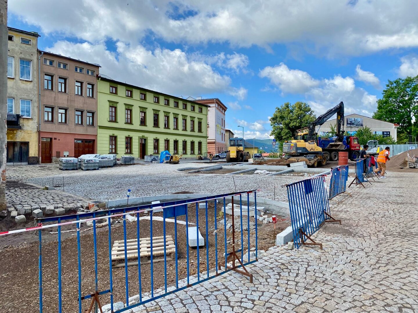 Revitalizace parkoviště v Broumově je v plném proudu