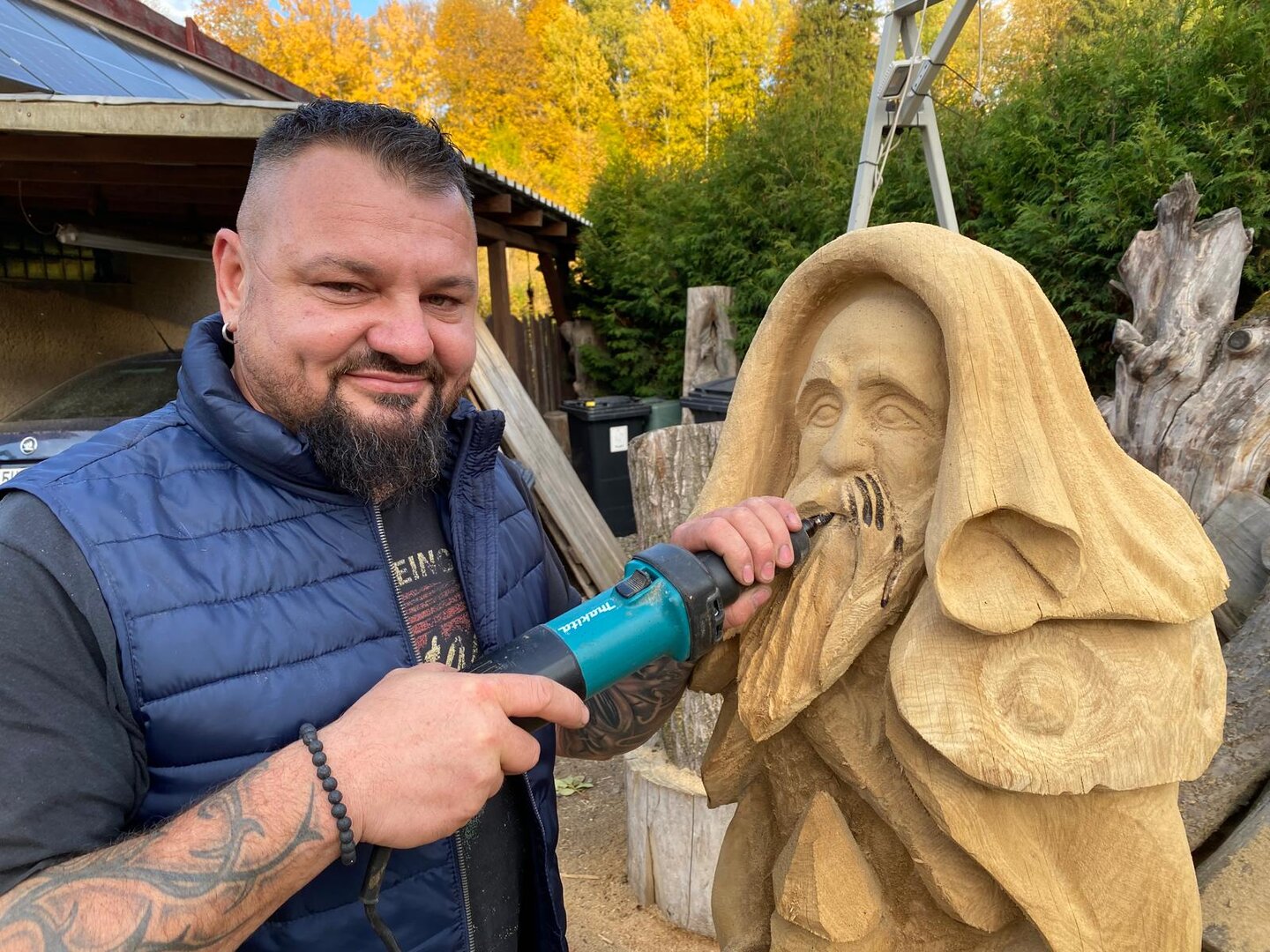 Vyřezávat sochy je pro mě relax, odpočinu si u toho