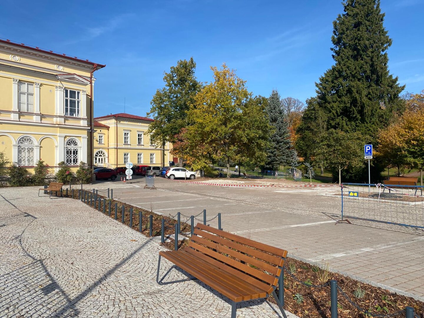 Nové parkoviště u úřadu v Broumově bude hotové tento týden
