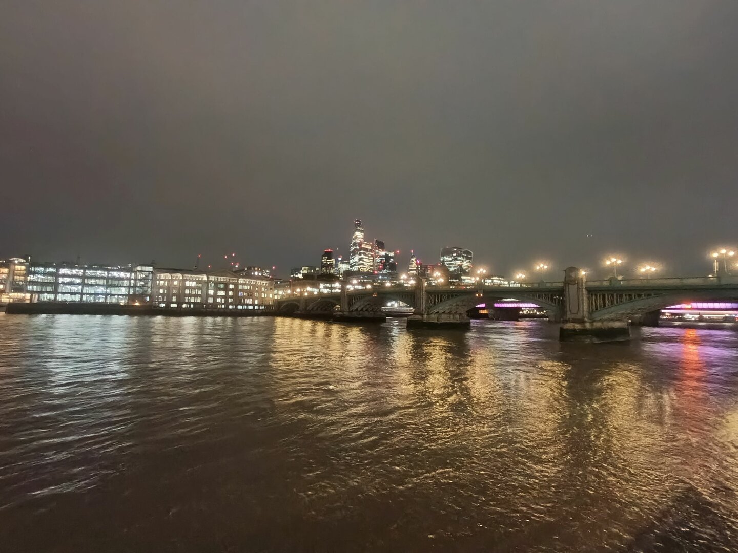 Z který strany to přijde